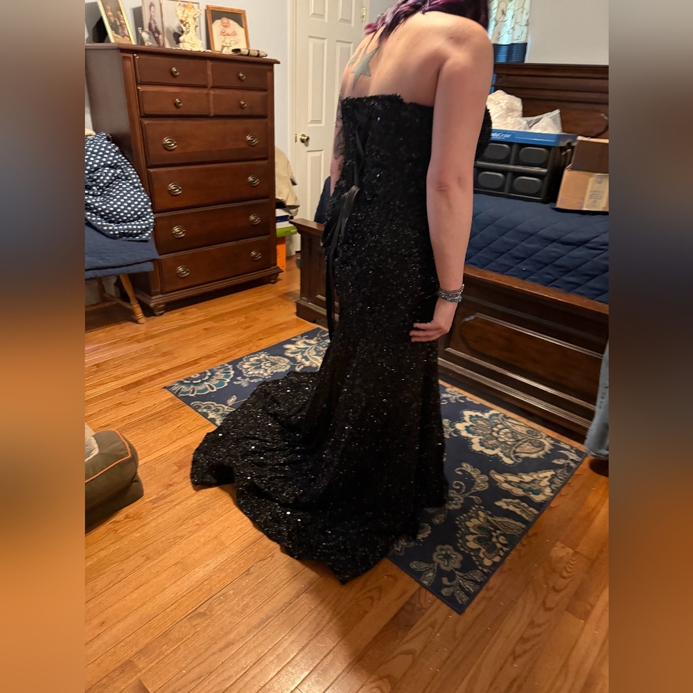 Elegant Black Sequin Dress - Picture 2 of 4